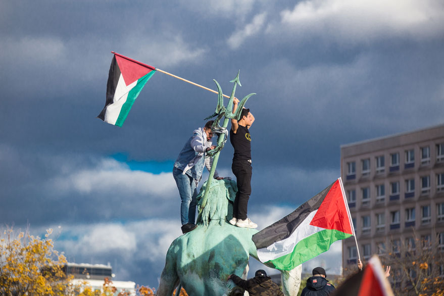 Migranten stürmen Neptunbrunnen