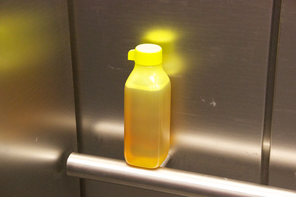 Pisse fährt Fahrstuhl